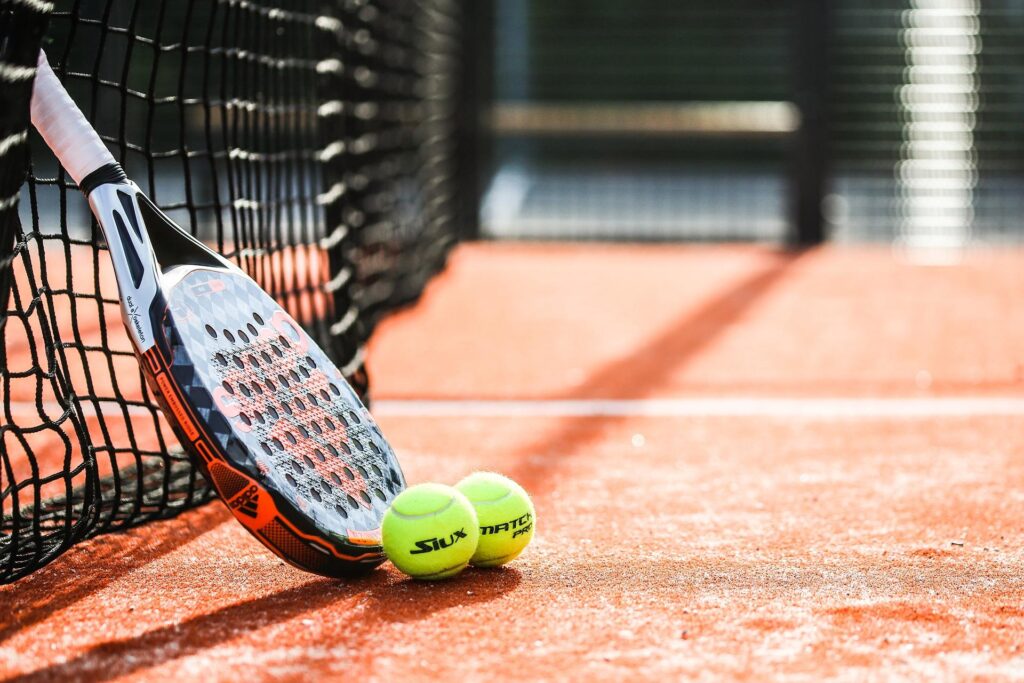 descubre los deportes mas accesibles para iniciarte en el mundo del padel