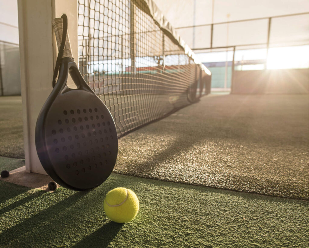que ocurre si durante un encuentro de padel la pelota impacta en el techo 2