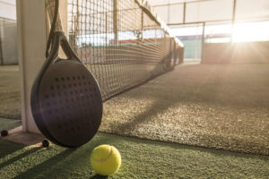 Qué ocurre si durante un encuentro de pádel, la pelota impacta en el techo Qué ocurre si durante un encuentro de pádel, la pelota impacta en el techo